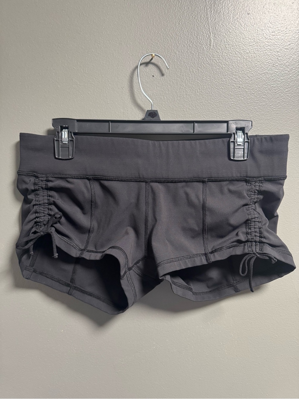 Lululemon Athletica Hot Hot Shorts Black Ruched Side Athletic Hotshorts size 6/8